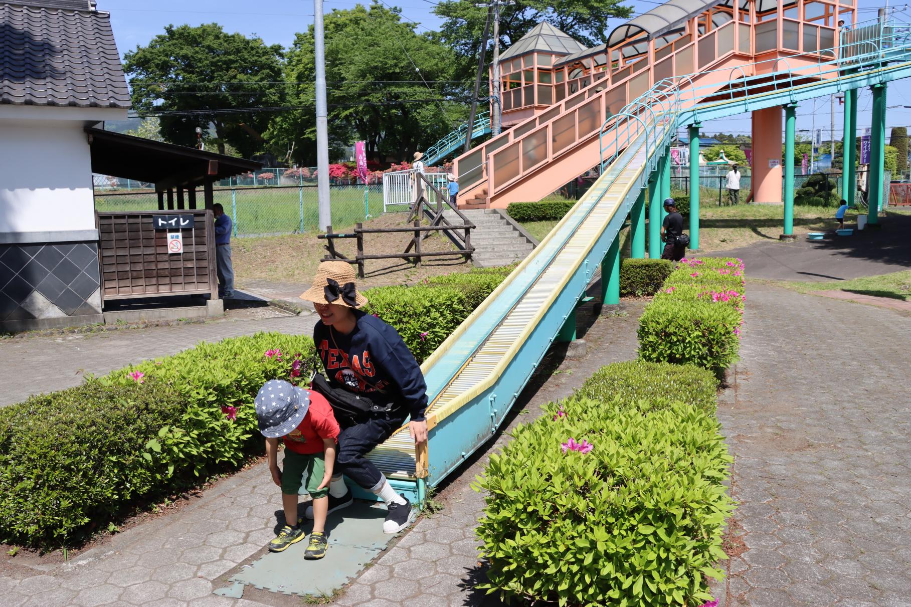 ローラーすべり台で遊ぶ子どもたち ローラーすべり台で遊ぶ子どもたち