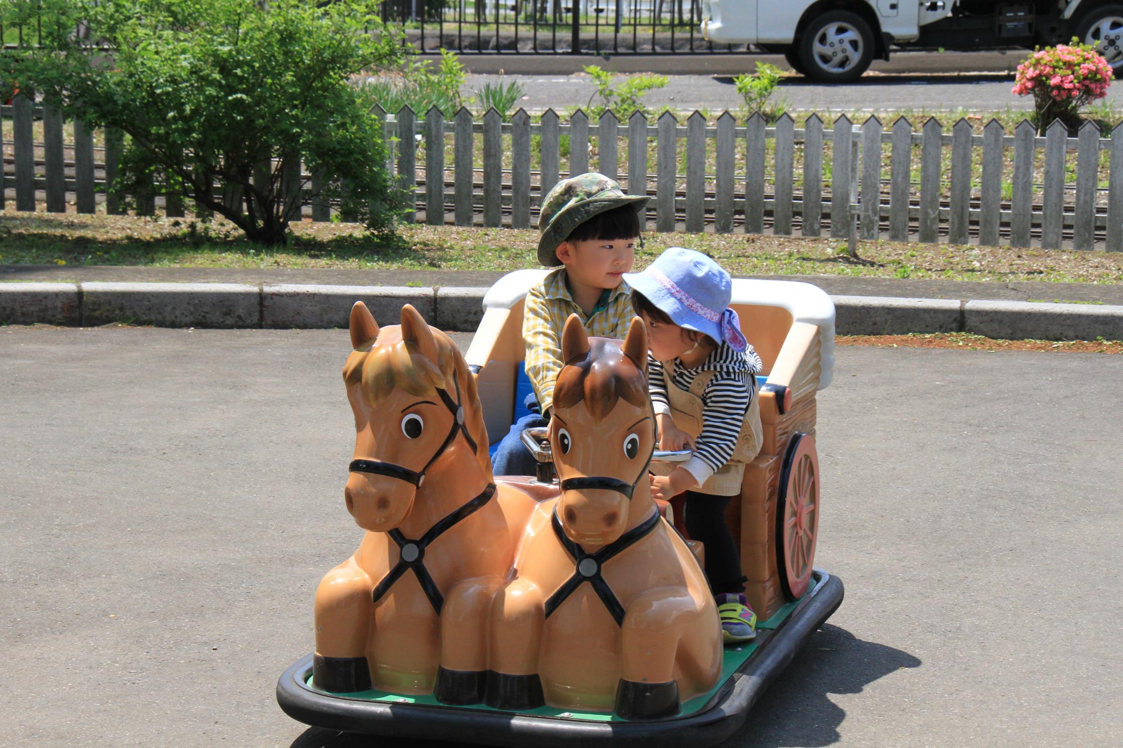 バッテリーカーで遊ぶ子どもたち バッテリーカーで遊ぶ子どもたち